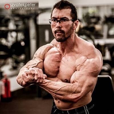 ESZTERÓ ZSOLT